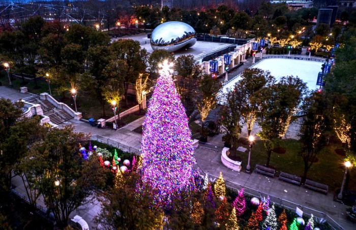 When does chicago start decorating for christmas