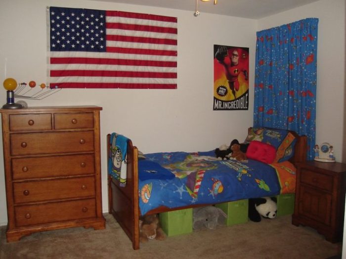 How to decorate my son's room