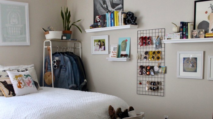 How to decorate room with small things